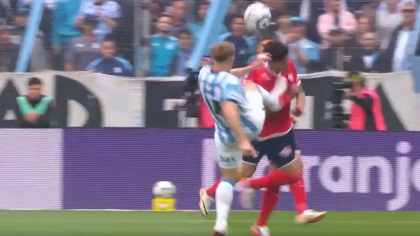 La primera polémica del clásico de Avellaneda: Barinaga fue amonestado por un patadón ¿era roja?