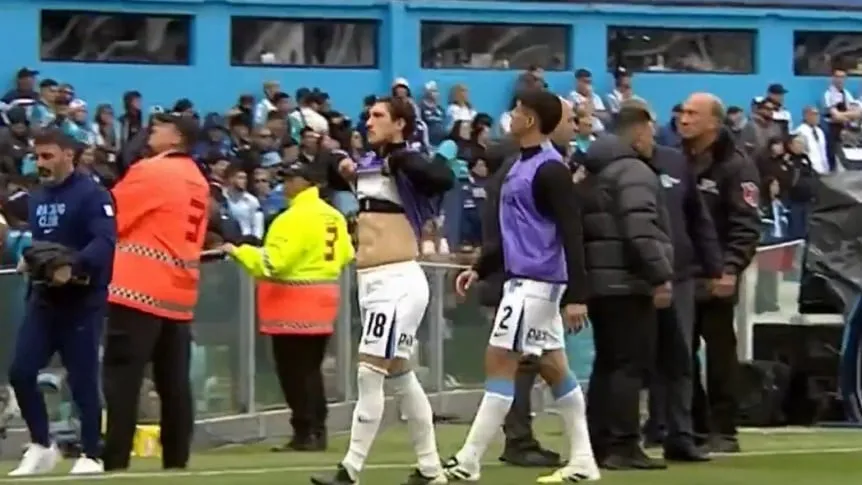 Insólito: Espino insultó y les mostró la panza a los hinchas de Racing que lo trataron de gordo