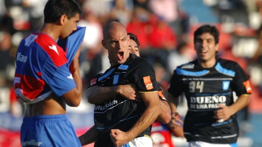 Jugó más de 100 partidos en Racing, cambió de deporte tras su retiro y ahora vende las camisetas que cambió por “desapego”