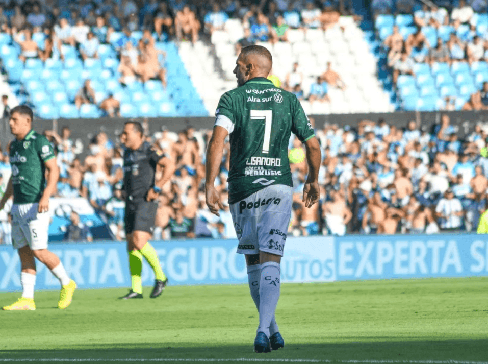 Dos camisetas: de Racing y de Sarmiento