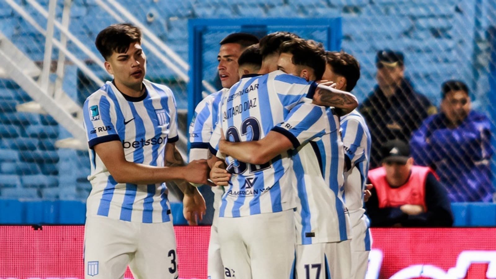 Uno x Uno: Racing sufrió pero ganó y ahora sueña con entrar entre los 8