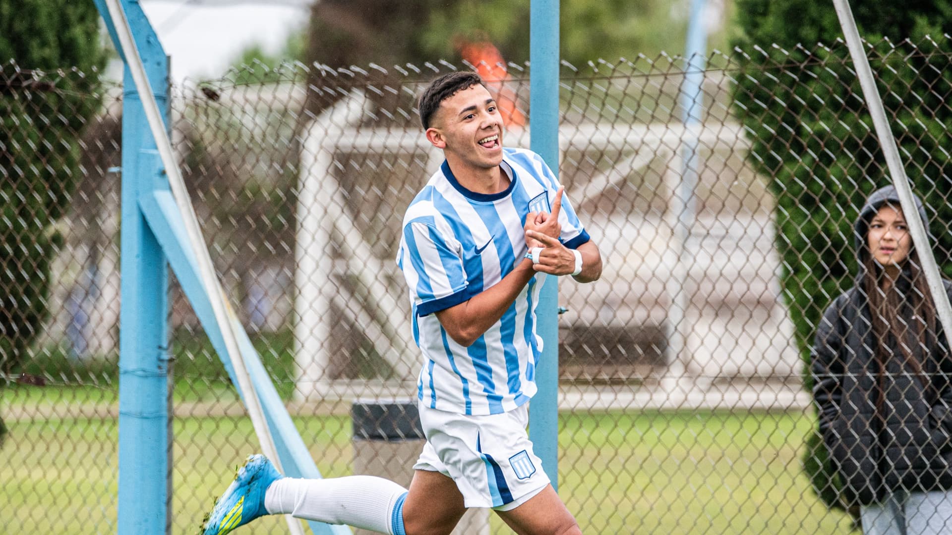 Román González hace historia en Racing: se quedó con un récord de Lautaro Martínez