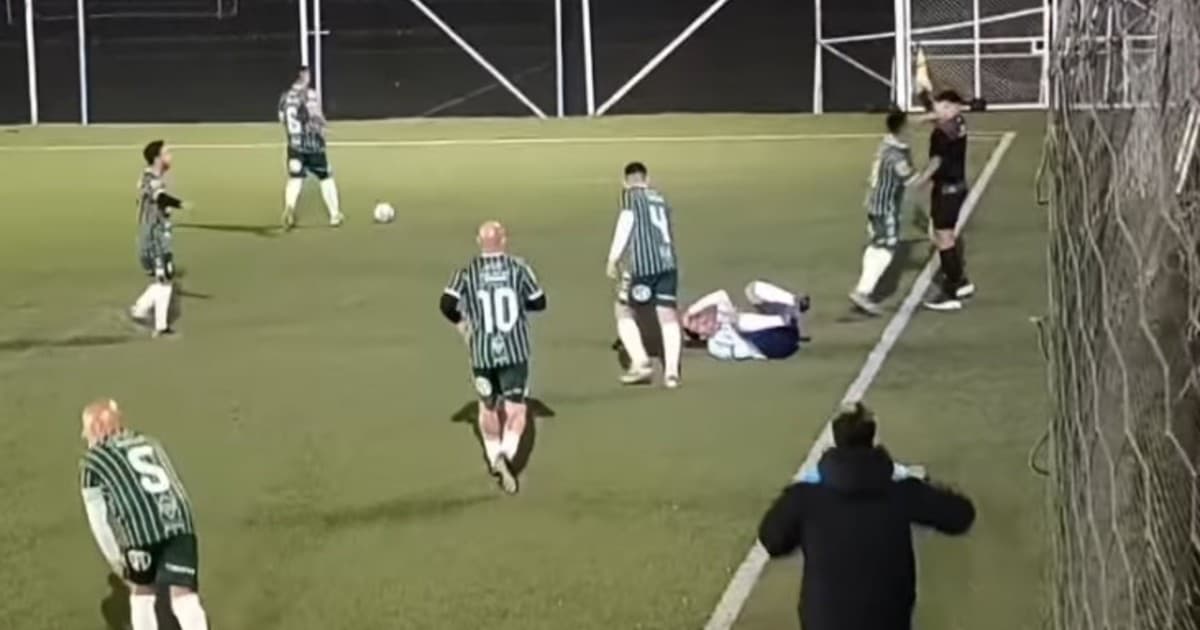 Video: brutal agresión a un línea en el fútbol senior y partido suspendido