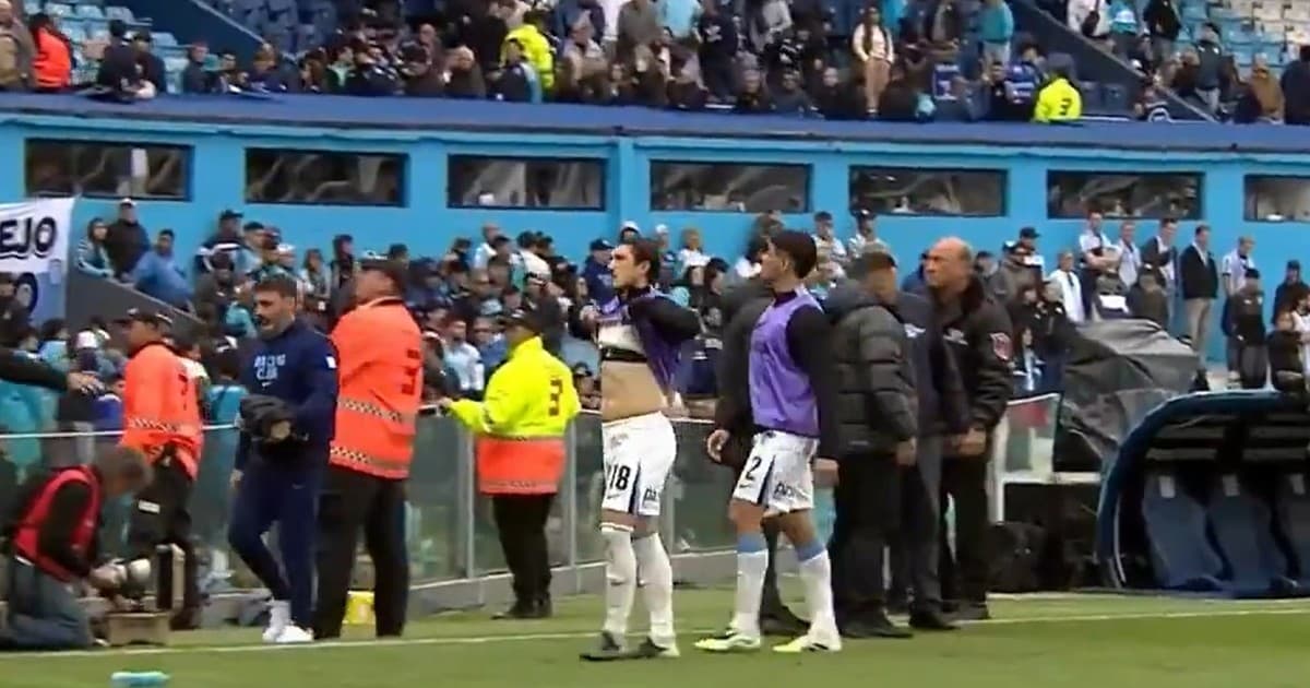 El polémico gesto de Pacha Espino a los hinchas de Racing tras el clásico: los insultó y ¡les mostró la panza!
